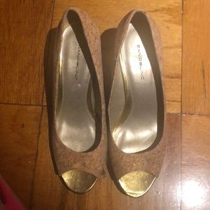 Bandolino gold pumps